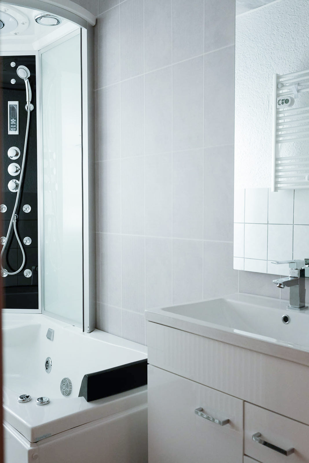 Modernes Badezimmer mit Massagewanne und Dusche