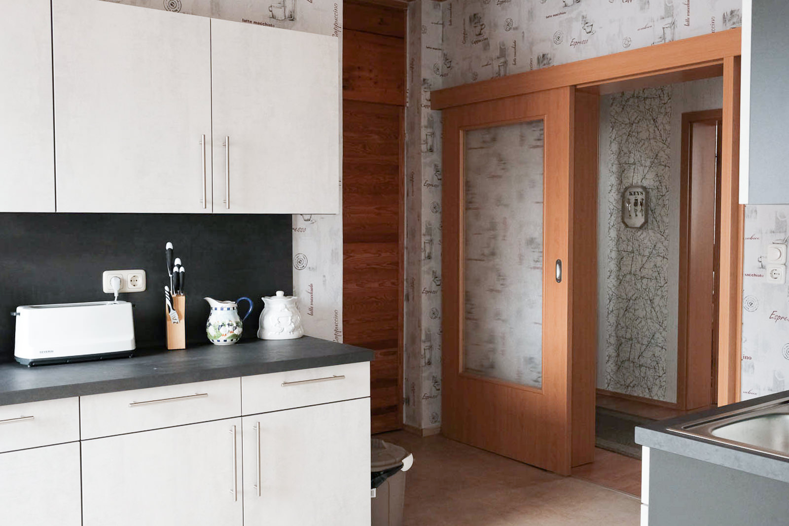 Vollausgestattete Küche mit Cerankochfeld und allen Geräten