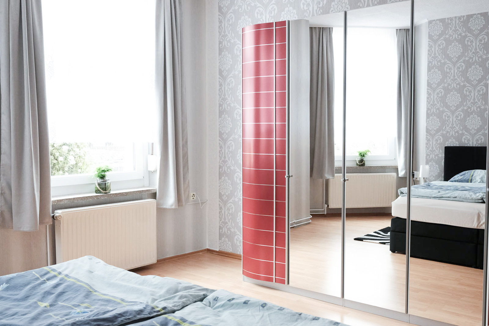 Geräumiges Schlafzimmer mit Doppelbett 1,80 × 2,00 m