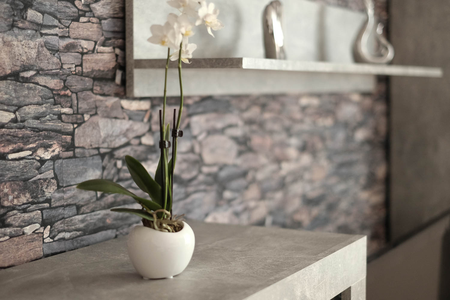 Gemütlicher Wohnbereich der Ferienwohnung mit großem Sofa und Smart-TV