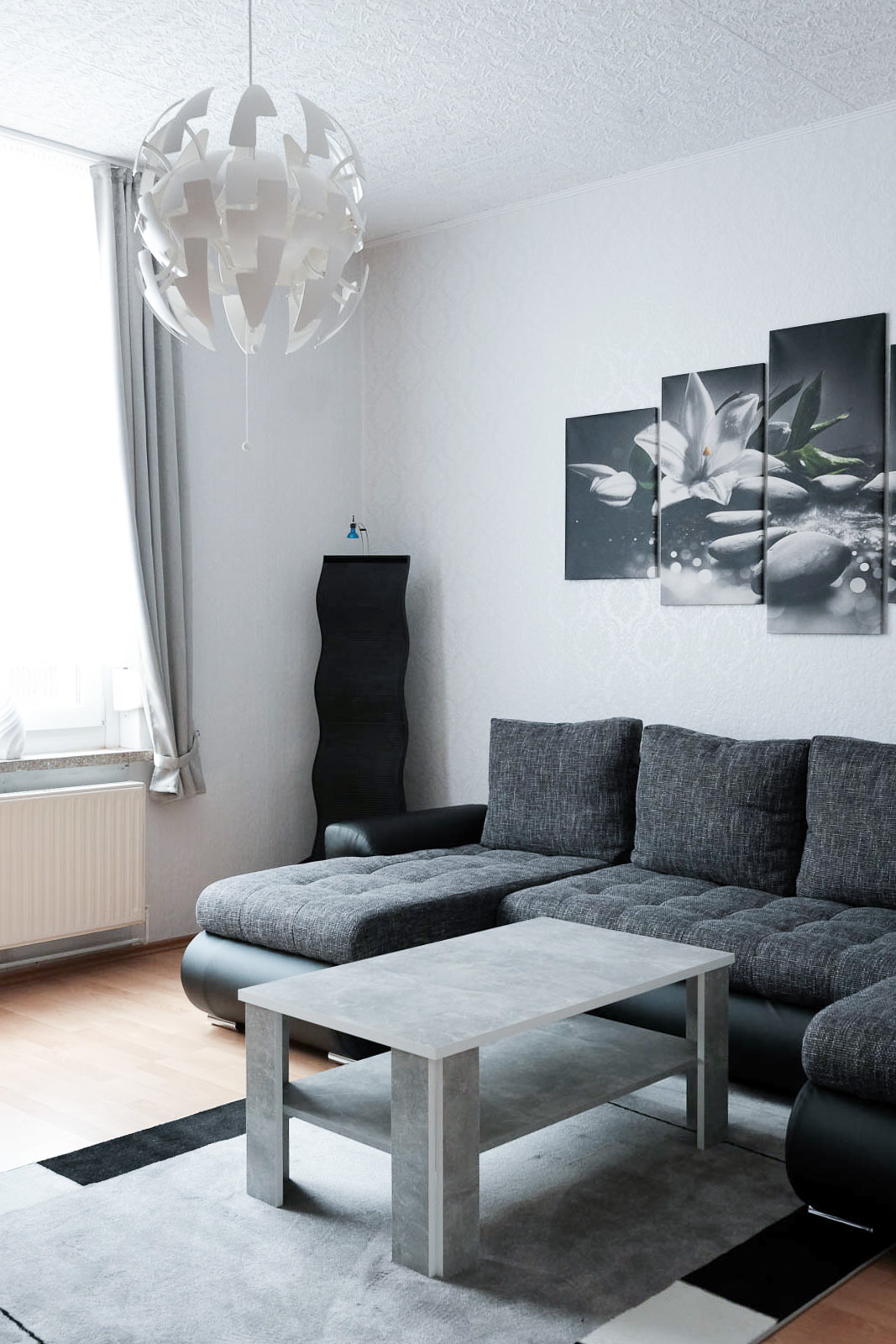 Gemütlicher Wohnbereich mit großem Sofa und Smart-TV